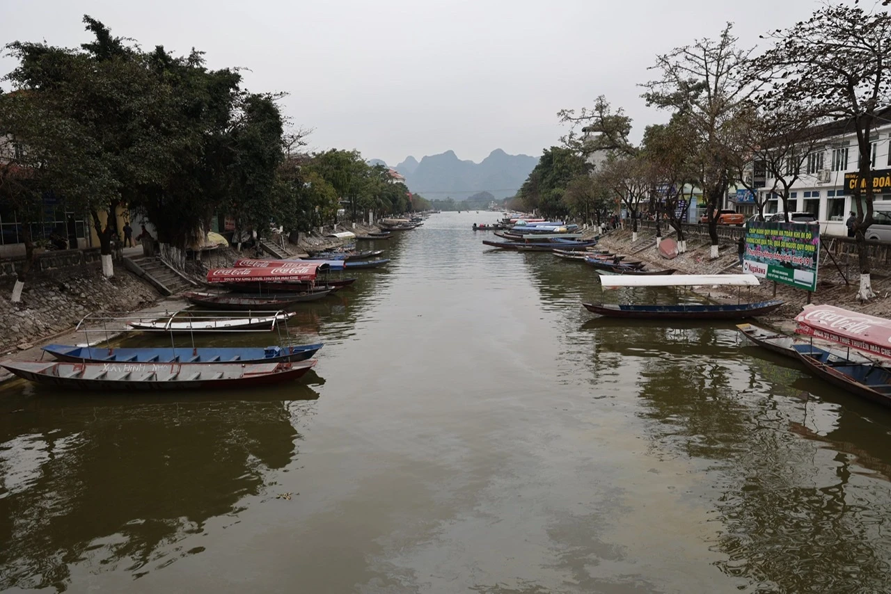Chùa Hương đìu hiu dịp Tết Nguyên đán, thuyền bè “đắp chiếu” không khách