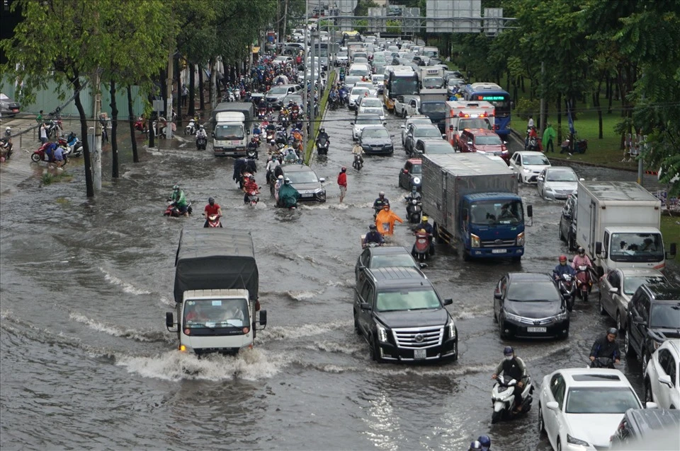 TPHCM: Mưa như trút nước, người dân bì bõm vượt “rốn ngập” Nguyễn Hữu Cảnh