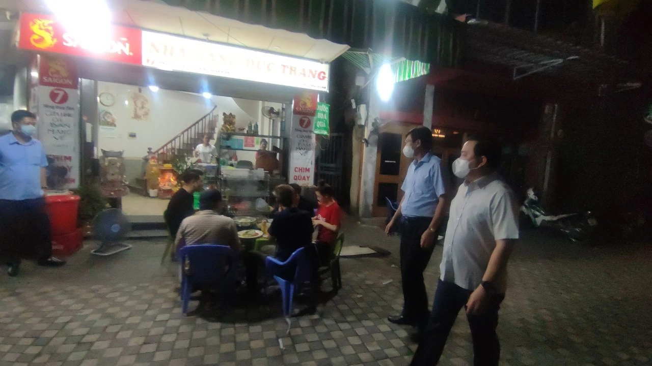 Hà Nội bất ngờ kiểm tra, xử lý hàng loạt quán ăn mở quá giờ quy định trong đêm