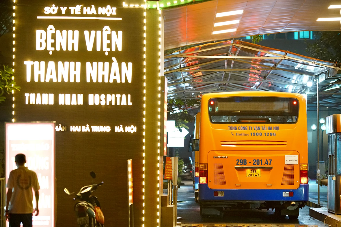 Thần tốc vận chuyển hàng trăm người từ “ổ dịch” BV Việt Đức về BV Thanh Nhàn