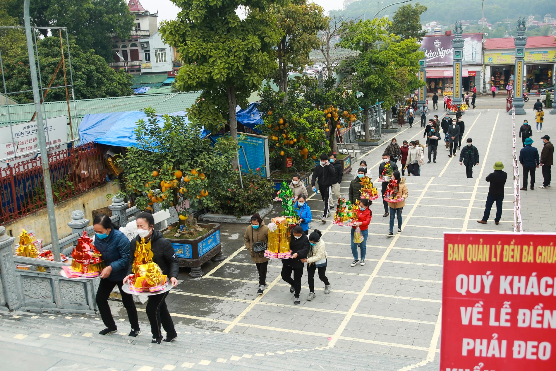 Người dân đi lễ, đền Bà Chúa Kho đón nghìn khách mỗi ngày