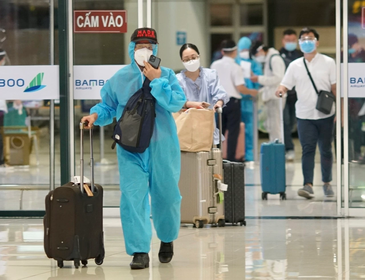 Chuyến bay thương mại đầu tiên từ TP HCM tới Hà Nội hạ cánh