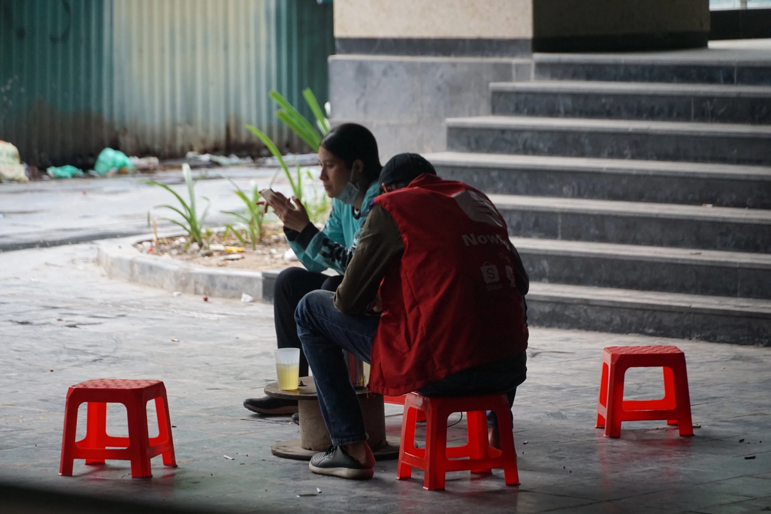 Ga cuối Cát Linh - Hà Đông bị lấn chiếm thành chỗ để xe, bán trà đá