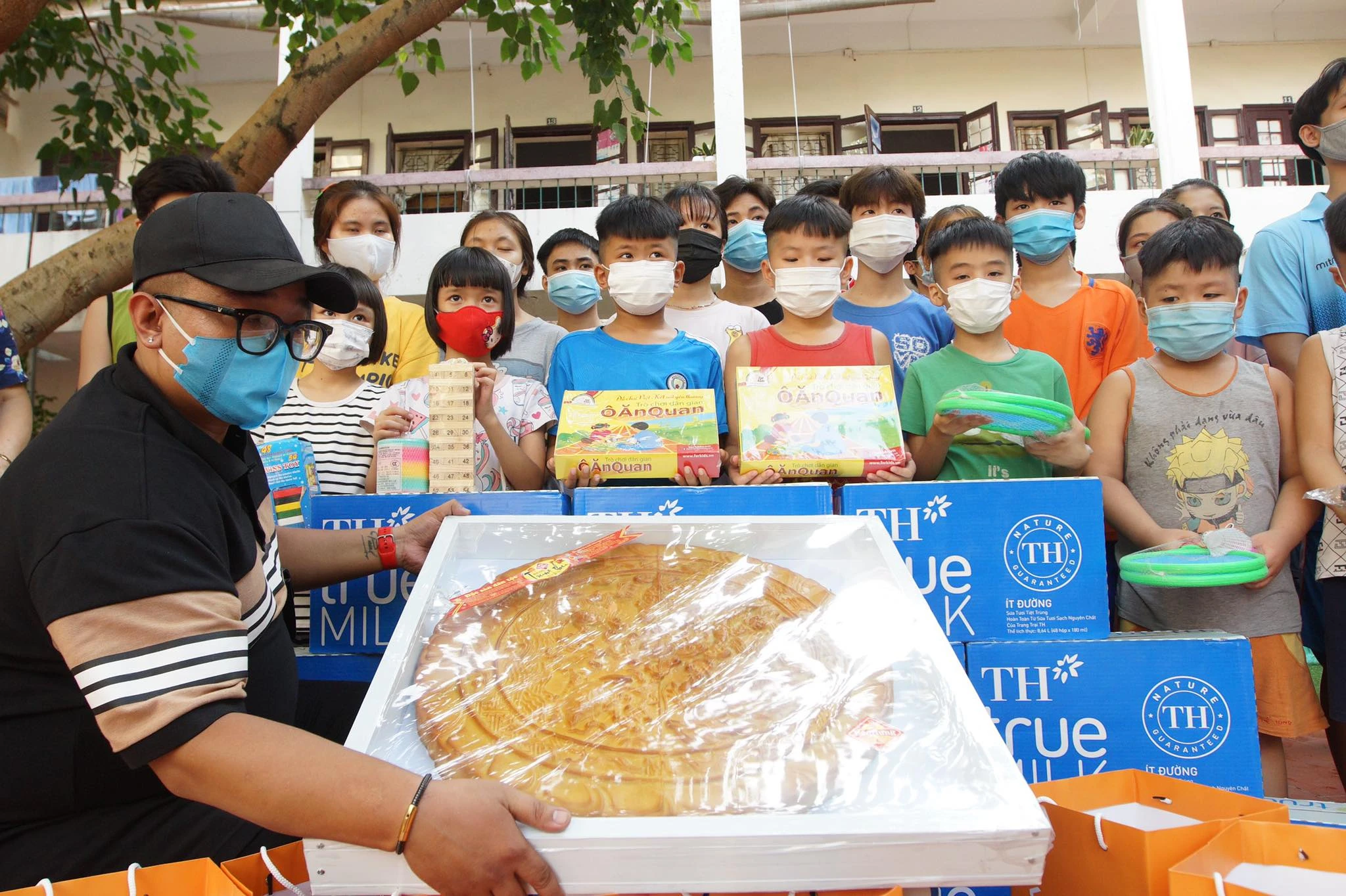 40 em nhỏ mồ côi vui mừng đón chiếc bánh Trung Thu “siêu to khổng lồ“