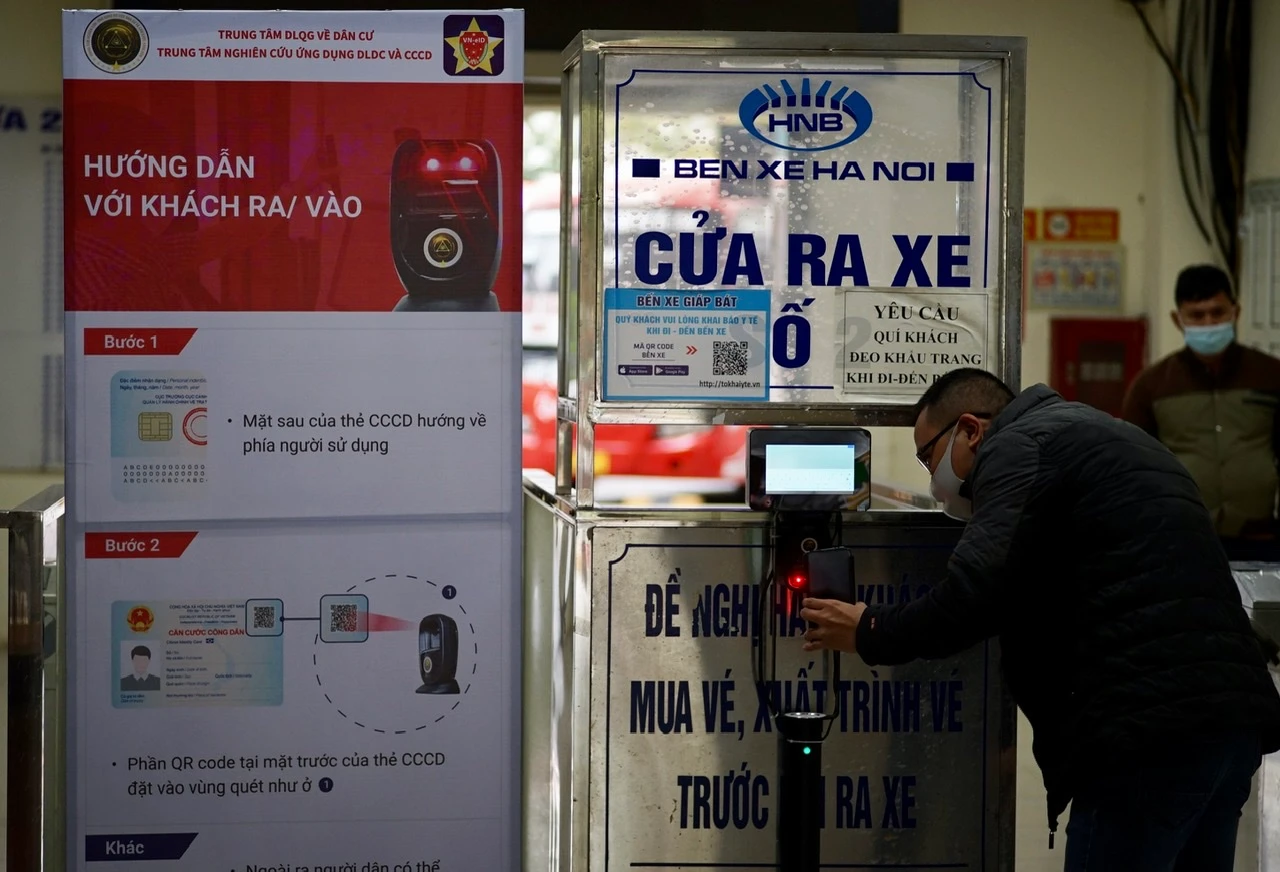 Bến xe dịp cuối năm vắng lặng, khách lúng túng khai báo y tế
