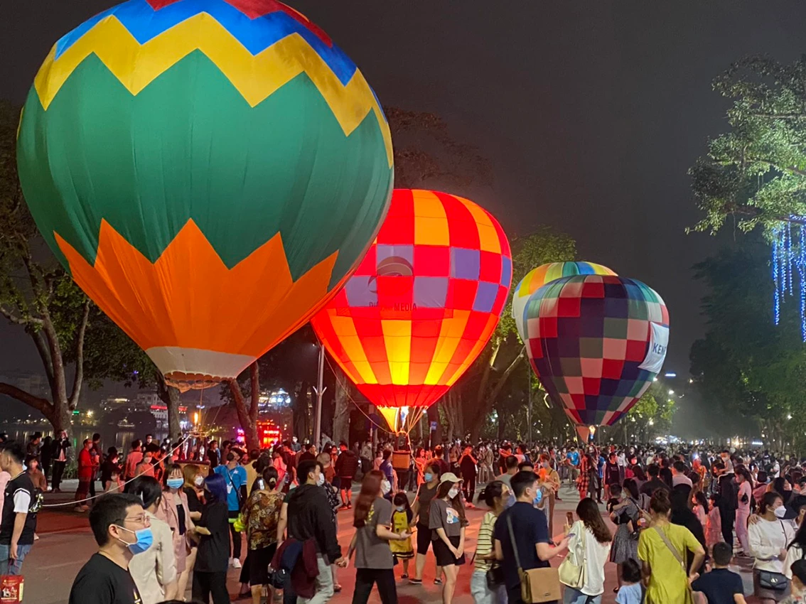 Người dân chen chân trải nghiệm khinh khí cầu bay lên giữa phố đi bộ