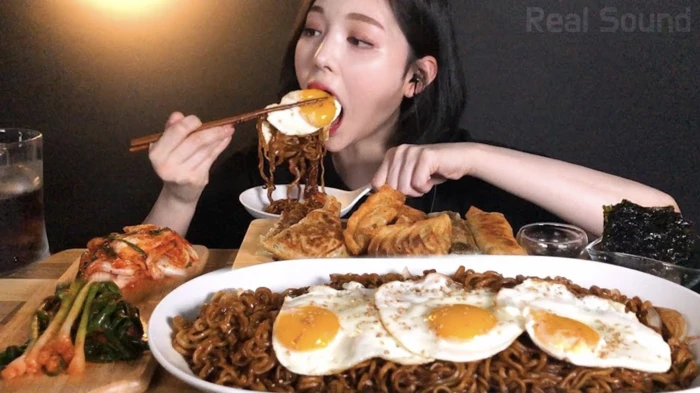 Vlogger ẩm thực Trung Quốc bị cấm vì... lãng phí thức ăn