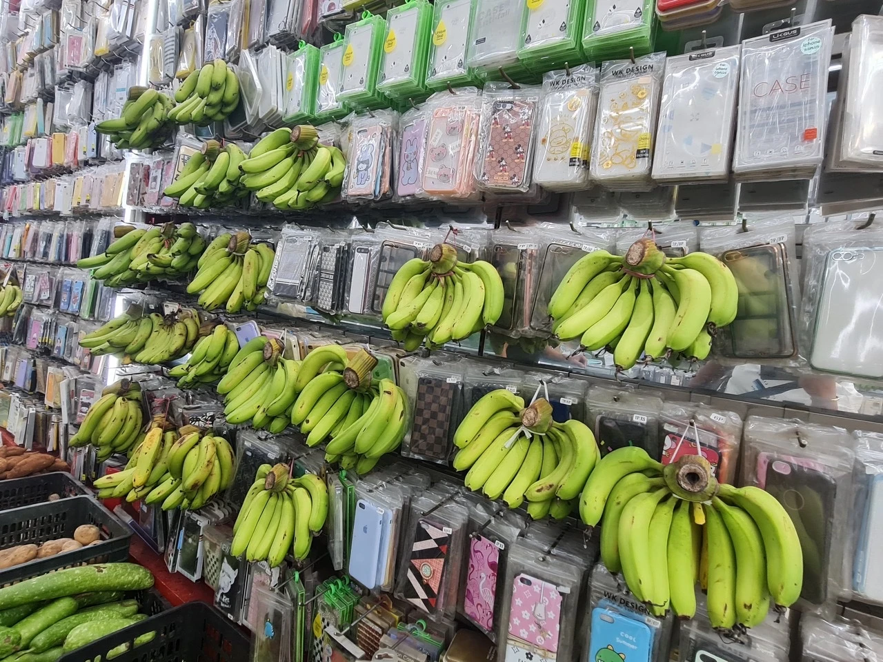 Biến cửa hàng phụ kiện điện thoại thành quầy rau giữa phố Cổ