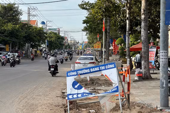 Đường Trần Hưng Đạo hơn 123 tỷ đồng ngổn ngang, tiềm ẩn nguy cơ mất an toàn