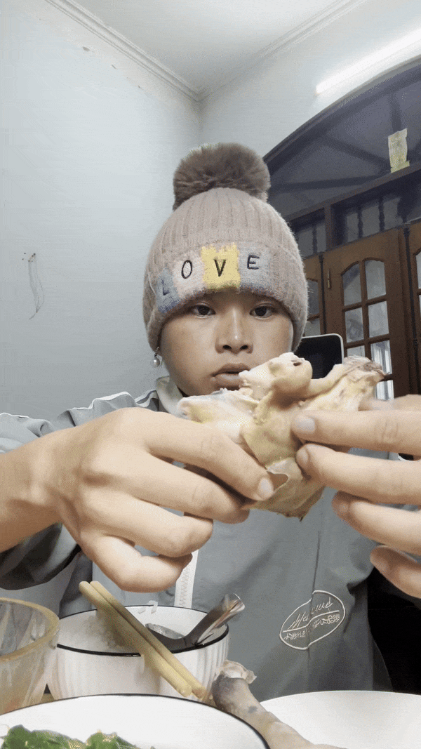 Cô nàng đã cập nhật tình hình hiện tại sau khi sinh em bé, đồng thời xin lời khuyên từ những người theo dõi về phương pháp làm sao để sữa sớm về.