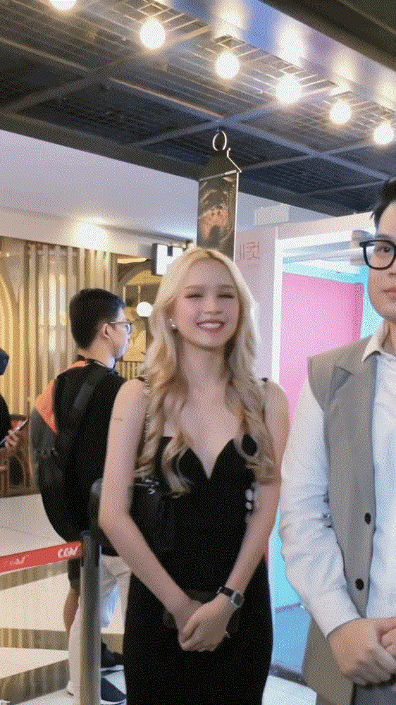 Trong khoảnh khắc này hot girl Instagram số 1 Sài thành nàng mặc váy đen, đeo túi xách đen đơn giản nhưng visual vẫn sáng bừng nhờ làn da trắng không chút tì vết, đường nét gương mặt hoàn hảo và mái tóc sáng màu.