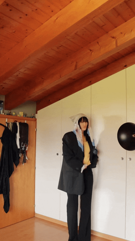 Những video đu trend với outfit bà thím này đều nhận về rất nhiều lượt tương tác trên mạng xã hội. (Ảnh: Tiktok)