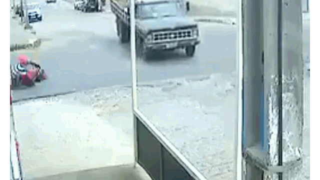 Clip: Phanh gấp, nam thanh niên đi xe máy bay thẳng vào gầm xe tải