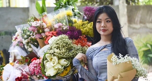 Hà Nội vào thu, giới trẻ đổ xô chụp ảnh với hoa trên phố