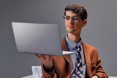 Laptop mỏng nhẹ lên ngôi trong nhịp sống của người trẻ 