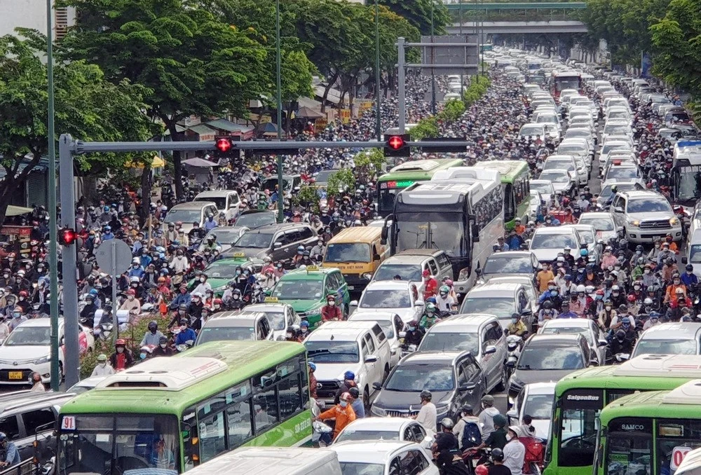[SPOTLIGHT] TP.HCM sẽ đổi toàn bộ xe công vụ, xe cá nhân của cán bộ sang xe điện