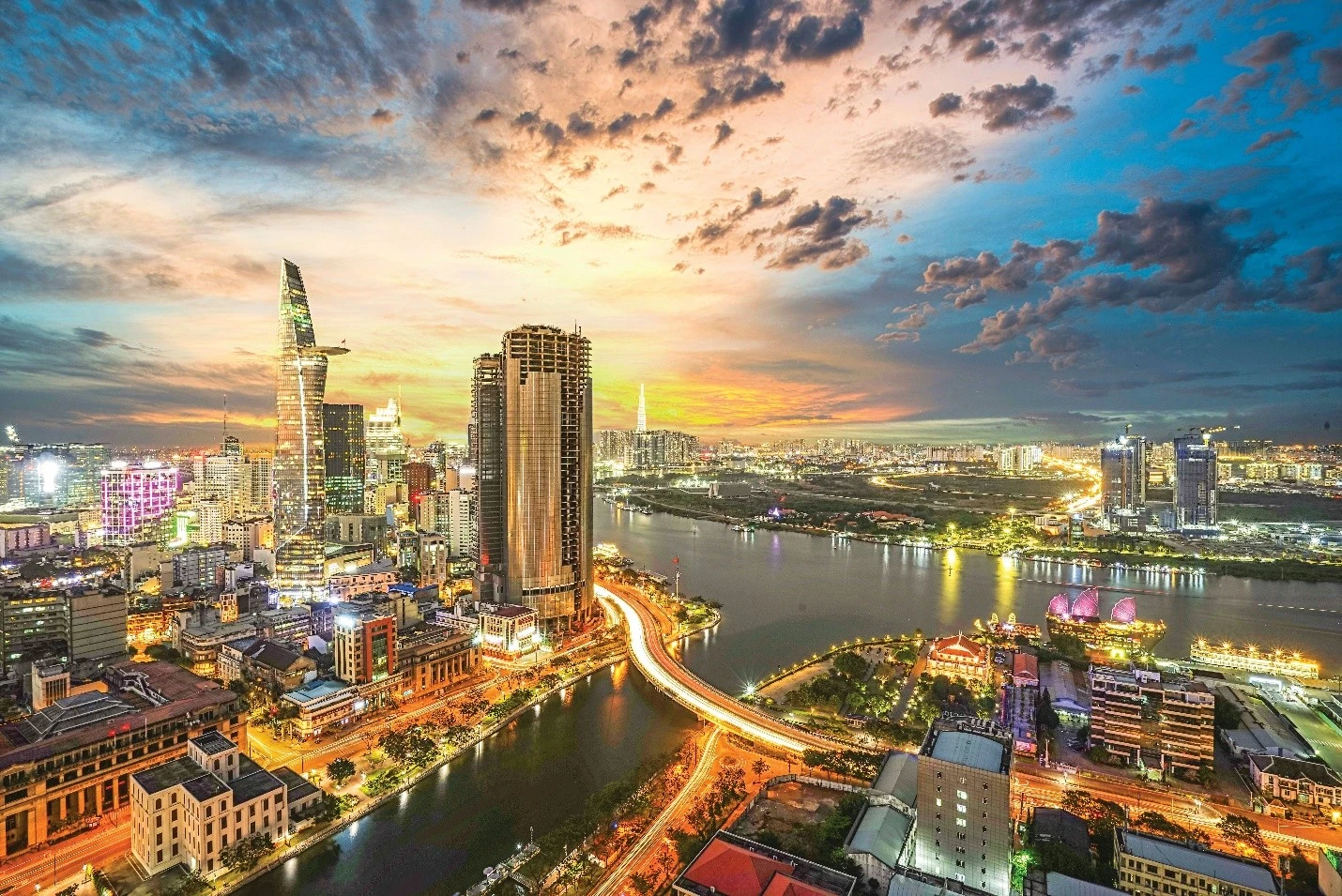 [SPOTLIGHT] TP.HCM tăng trưởng GRDP cao nhất 10 năm