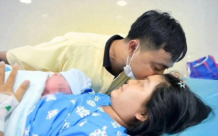 [SPOTLIGHT] Đề xuất hỗ trợ nuôi con đến 3 tuổi, khen thưởng gia đình sinh 2 gái