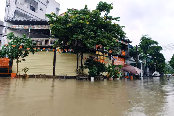 Triều Khúc ngập sâu sau mưa lớn, người dân chật vật di chuyển