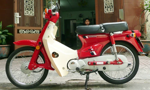 Cận cảnh xe máy Honda DD đỏ “siêu zin” tại Sài Gòn
