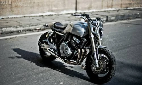 Honda CB400 độ “robot đại chiến” Megatron tại Hà Nội