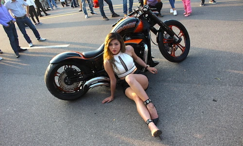 Hot girl Hà thành khoe dáng bên “xế độc” Honda VTX1300 