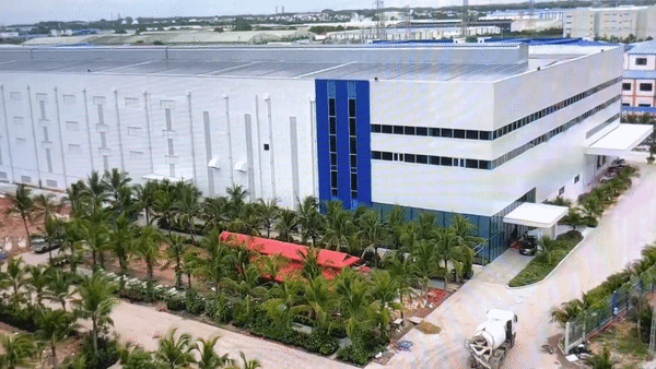 Nhà máy găng tay của vợ chồng đại gia Huỳnh Uy Dũng (hay còn được biết đến là ông Dũng “lò vôi”) và bà Nguyễn Phương Hằng có tên gọi Glove Đại Nam (trực thuộc Công ty cổ phần Glove Đại Nam và Công ty cổ phần Glove Hằng Hữu) được xây dựng tại Khu Công nghiệp Sóng Thần 3, là khu vực trung tâm của tỉnh Bình Dương. Điều đặc biệt, Hằng Hữu chính là tên con trai của ông Huỳnh Uy Dũng. Cái tên Hằng Hữu vốn được vợ chồng ông gắn quỹ từ thiện nhiều năm nay.
