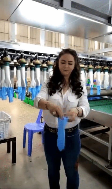 CEO Nguyễn Phương Hằng chia sẻ hình ảnh chiếc găng tay được sản xuất từ nhà máy tỉ đô.