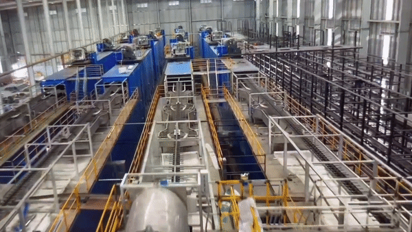 Theo thông tin trên website của Glove Đại Nam, nhà máy sản xuất găng tay của vợ chồng ông Dũng "lò vôi" và bà Phương Hằng có công suất đạt 36,8 triệu thùng mỗi năm. Trong đó, chủ lực là găng tay Nitrile được làm từ cao su tổng hợp Acrylonitrile Butadiene.