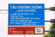 [SPOTLIGHT] Hà Nội không cấp phép quảng cáo 'mượn hơi' trên biển báo cầu Chương Dương