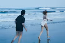 Xoài Non và Gil Lê khoe khoảnh khắc cực tình tứ với nhau trên biển