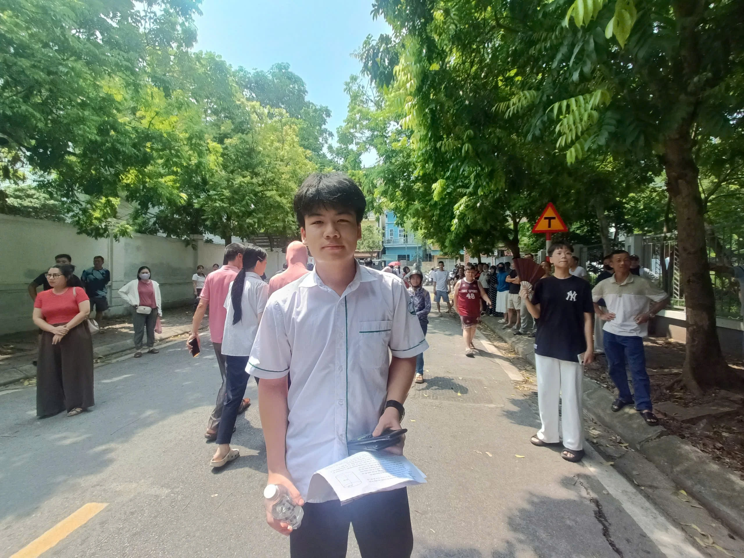 Thí sinh Hà Nội rời phòng thi với nhiều cung bậc cảm xúc