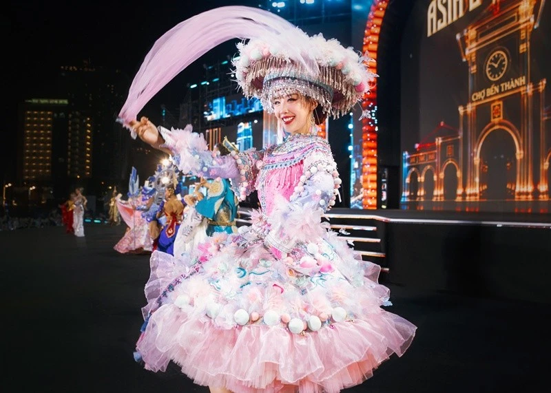 [GALLERY] Bảo Ngọc ghi điểm khi trình diễn trang phục văn hóa tại Miss World