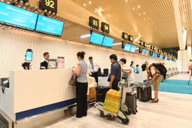[VIDEO] Hàng loạt hãng bay tăng phí hành lý ký gửi trước cao điểm hè