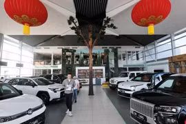 [VIDEO] Khủng hoảng xăng ở Nga: Người dân đổ xô mua xe điện Trung Quốc
