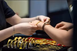 [VIDEO] Giá vàng giảm nửa triệu đồng, chênh lệch trong nước và thế giới tăng cao