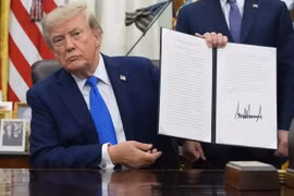 [VIDEO] Trump ký sắc lệnh cấm du lịch sinh con và siết quyền công dân Mỹ