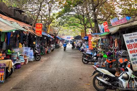 [SPOTLIGHT] Chợ Phùng Khoang Hà Nội chuyển đổi số với livestream và quét mã QR