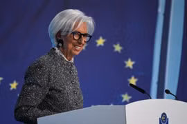 [VIDEO] ECB bất ngờ tăng lãi suất lần đầu sau gần ba năm