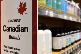 [SPOTLIGHT] Mỹ áp thuế 50% lên hàng Canada từ rượu vang đến tóc giả
