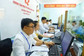 [VIDEO] Công chức Hà Nội, Hải Phòng ngộp thở vì điểm danh qua nhiều cổng