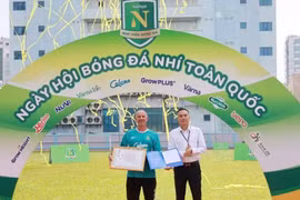 [SPONSORED - SPOTLIGHT]HLV Guillaume Graechen được vinh danh tại Ngày hội bóng đá Nhí Nutifood 2026