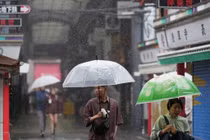 Mưa lớn, giao thông tê liệt ở thủ đô Tokyo