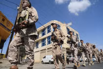 Đằng sau việc Houthi kiểm soát thành phố cảng chiến lược ở Yemen