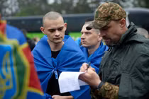 Nga và Ukraine trao đổi tù binh quy mô lớn