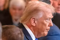 Bác sĩ Nhà Trắng nói về vết đỏ gây chú ý trên cổ ông Trump