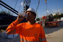 Số ca tử vong tăng mạnh trong đợt nắng nóng kỷ lục ở Pháp