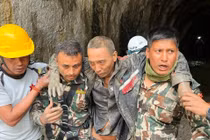 Lời kể của nạn nhân được cứu sau 10 ngày lũ quét ở Nepal