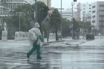 Bão Chan-hom đổ bộ vùng Đại Tokyo, hàng nghìn hộ gia đình mất điện