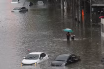 Mưa lũ ở thủ đô Bangkok, hàng trăm người phải sơ tán